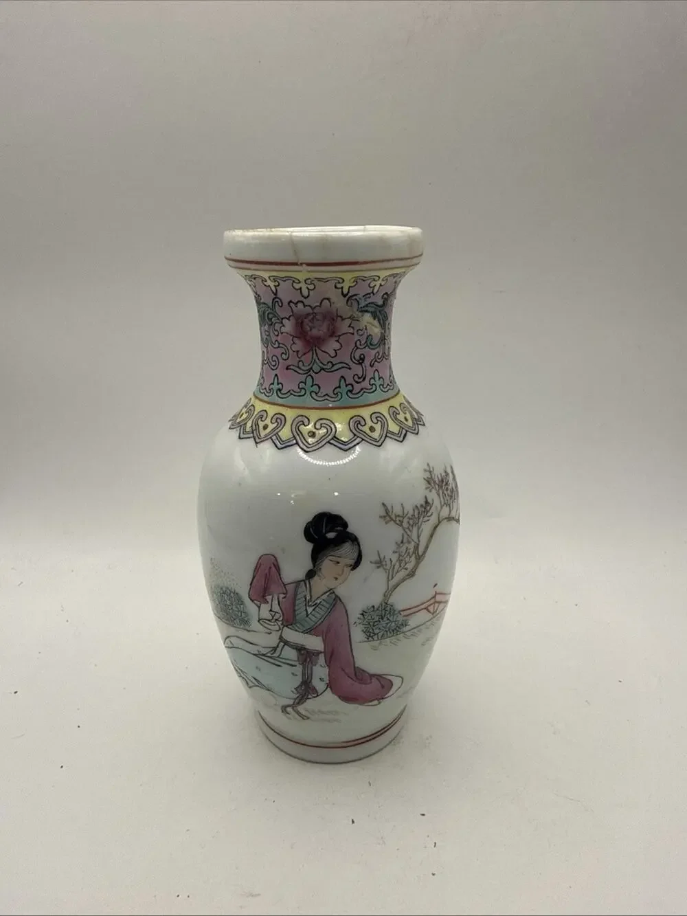 Vintage Chinese Famille Rose Porcelain Vase 5.5” Tall *